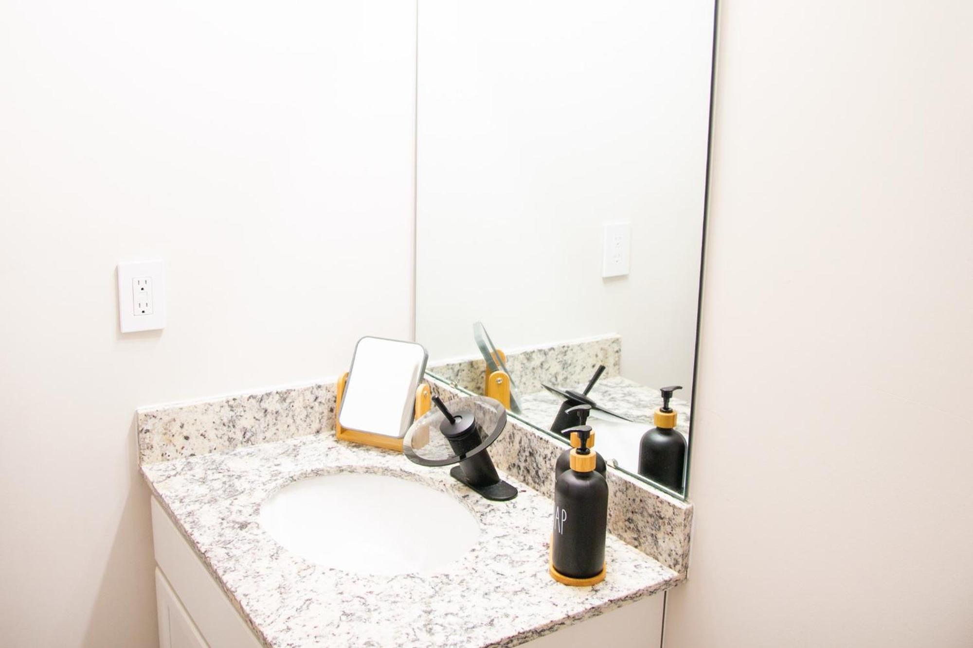 Hometel Premium Guest Suite W/ Private Entrance يبسيلانتي المظهر الخارجي الصورة